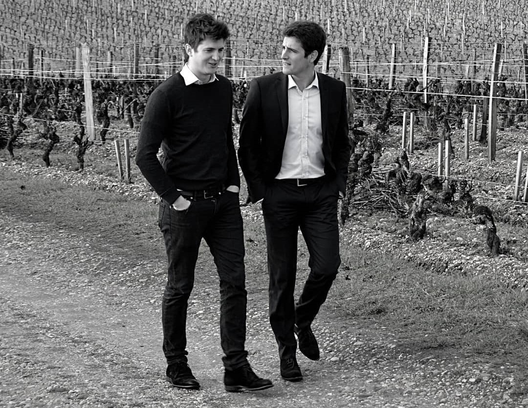 Image des deux gérants marchant dans une vigne